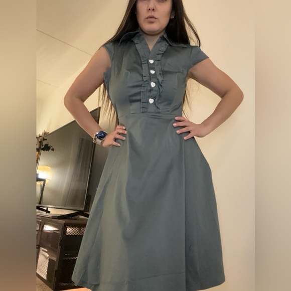 Elegant Green Ruffled Dress - Picture 1 of 3